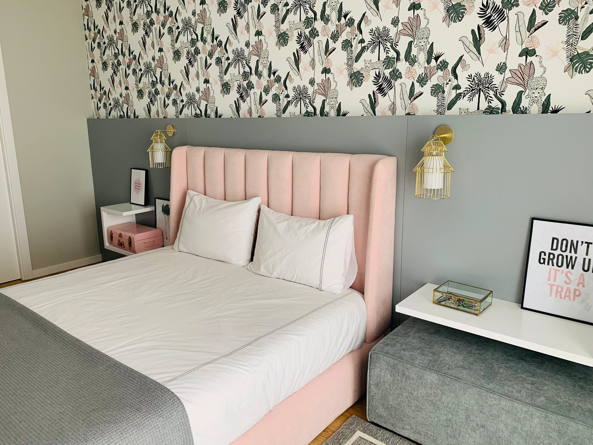 decoração de quarto em tons de cinza e rosa