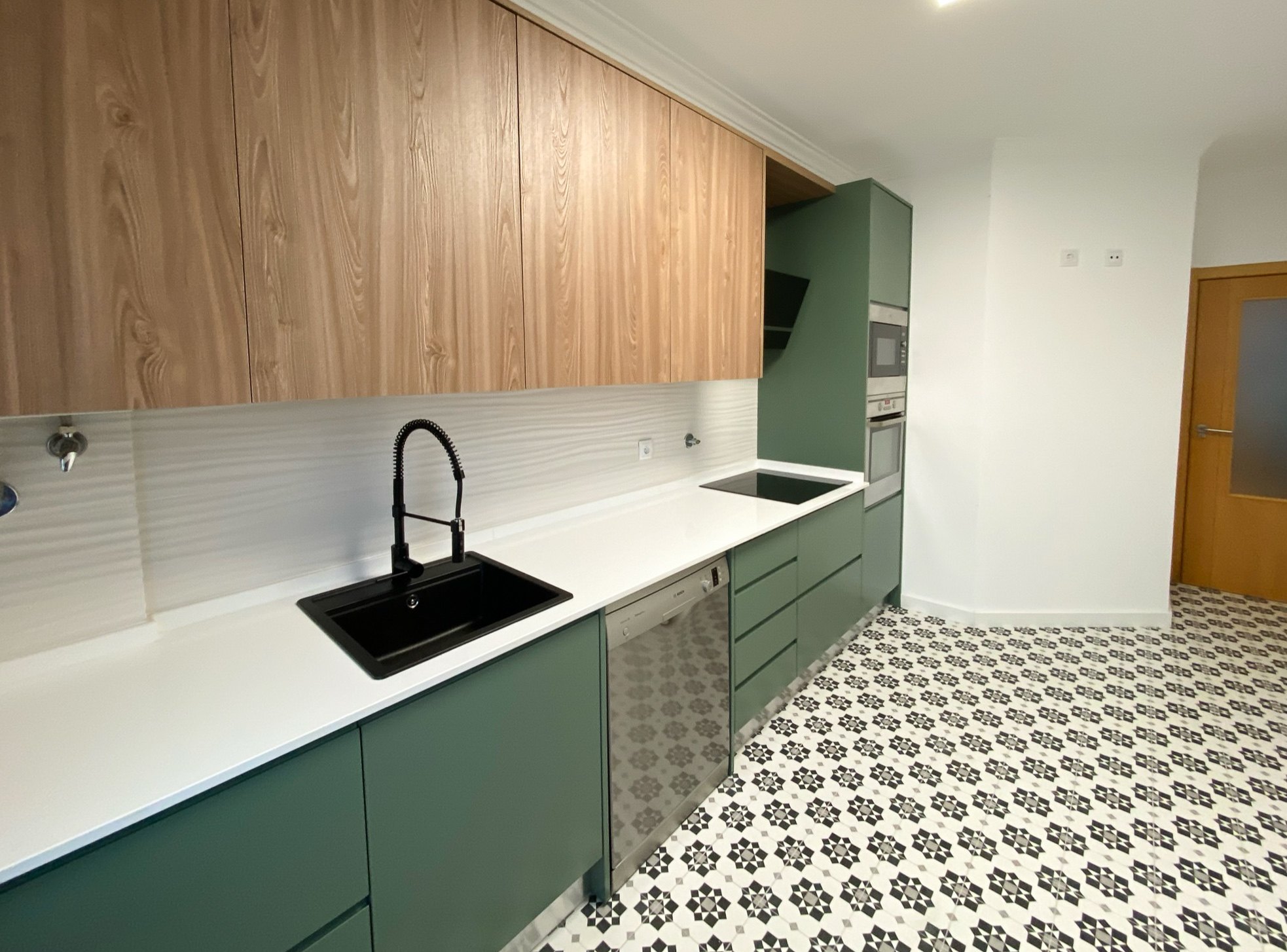 cozinha com estilo retro com pavimento em azulejo hidraulico