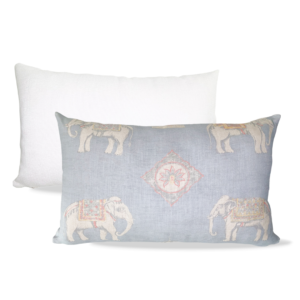 almofada azul com padrão de elefante